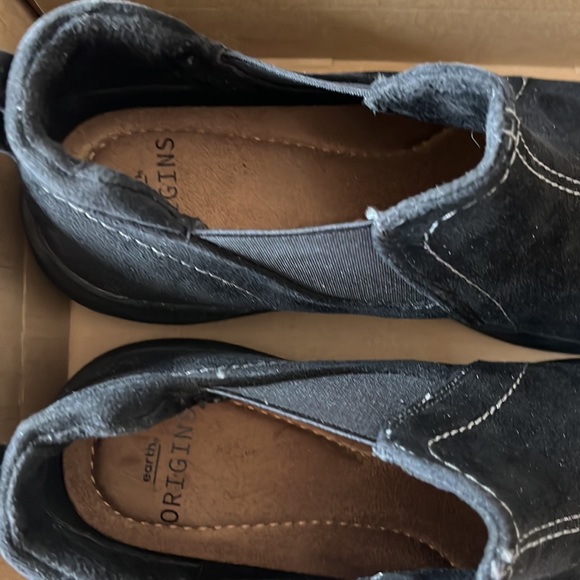 The leather bootie features a stylish round toe, arch support, and memory foam - Picture 5 of 5